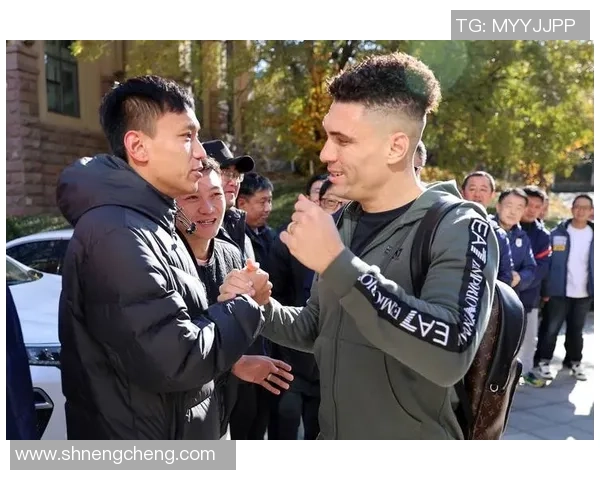 足球明星慷慨捐款助力中国发展送上美好祝福与希望